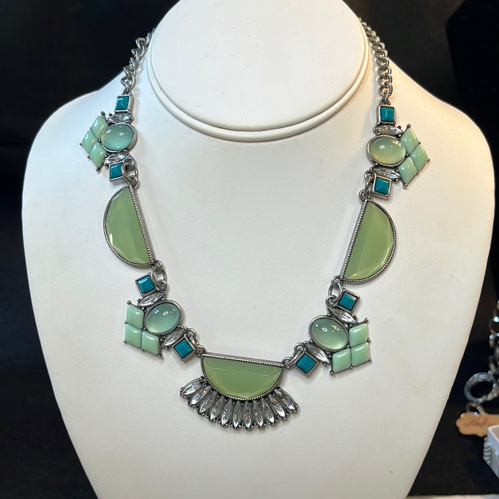 Beautiful NWT Lia Sophia Statement Necklace!!